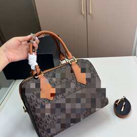 M波士盾枕头包手提包跨境专供源头批发直营全套包装