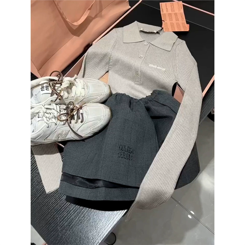 YT386251 Уникальный красивый маленький ароматный набор для первой осени женская одежда 2024 новый носить с продвинутым чувством серый короткий