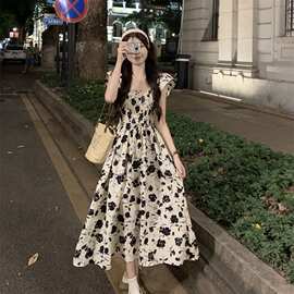 法式飞飞袖连衣裙女夏季2024新款赫本风高级感碎花收腰显瘦茶歇裙