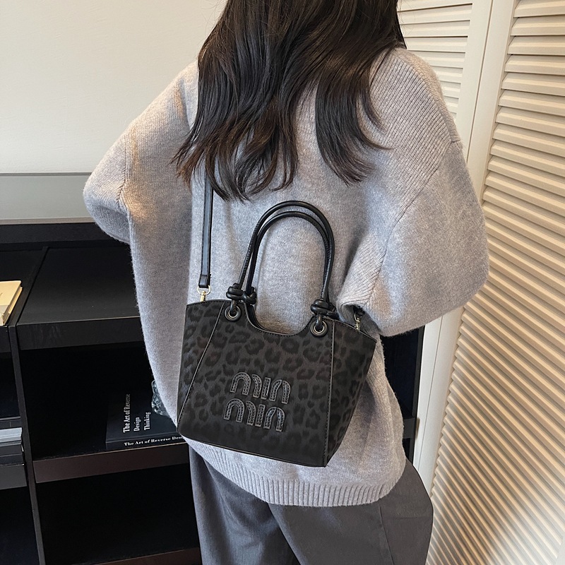 Leopardo transfronterizo de gran capacidad bolso de cubo portátil para mujeres otoño y invierno 2025 nuevo estilo coreano bolso de hombro de moda bolso de mochila