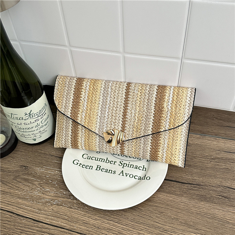 2026 verano nuevo color a rayas de moda personalidad bolsa de sobres casuales femenina bolso de mano de diseño de estilo exterior