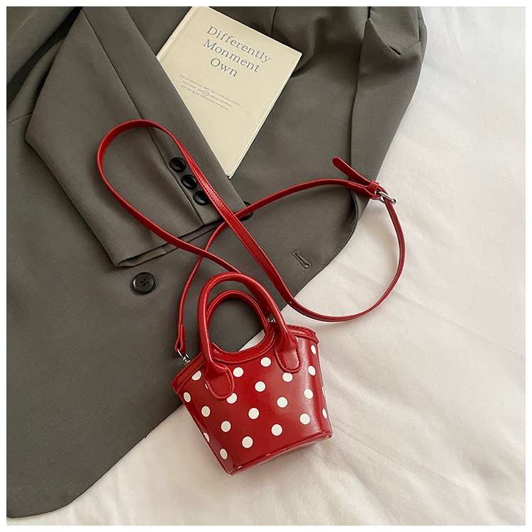 Bolsa roja desnuda