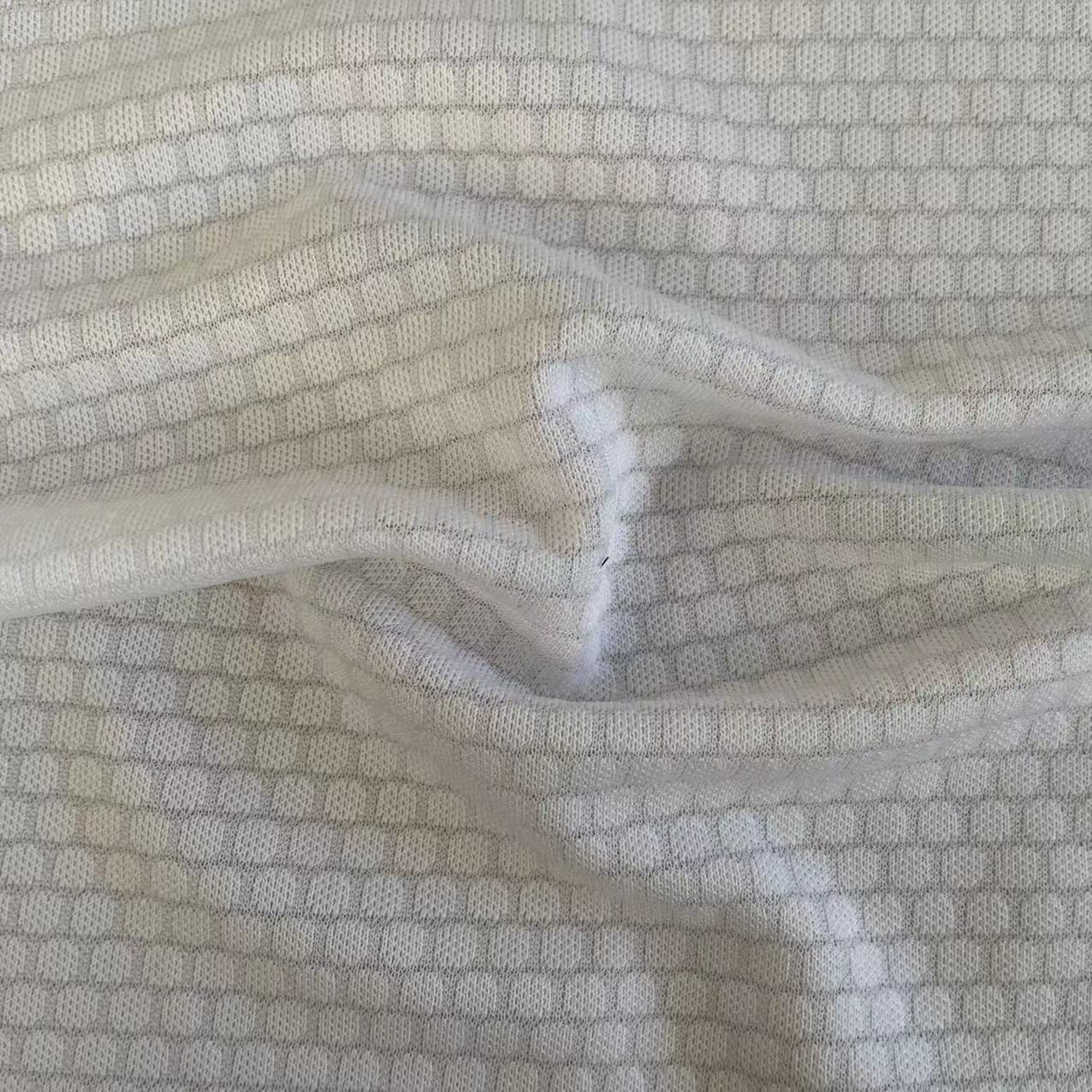 厂家供应网眼布 140g75D纬编足球格 吸湿速干休闲服运动服面料