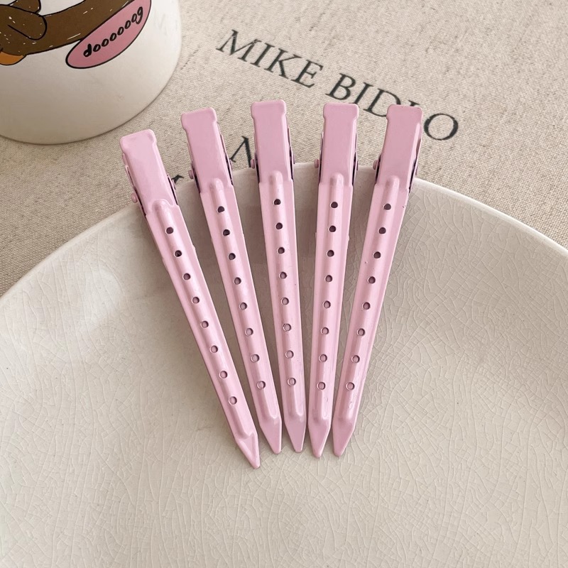 Clip de cabello sin marca especial para lavar la cara y maquillaje con clip de boca de pato posicionado en la parte lateral de la frente frente