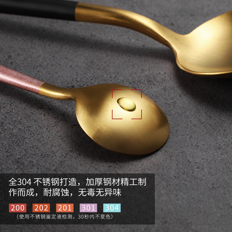 Traje de vajilla de acero inoxidable portugués transfronterizo cuatro piezas principales celebridad de Internet vajilla occidental pintura para hornear cuchara de café cuchillo de carne y tenedor