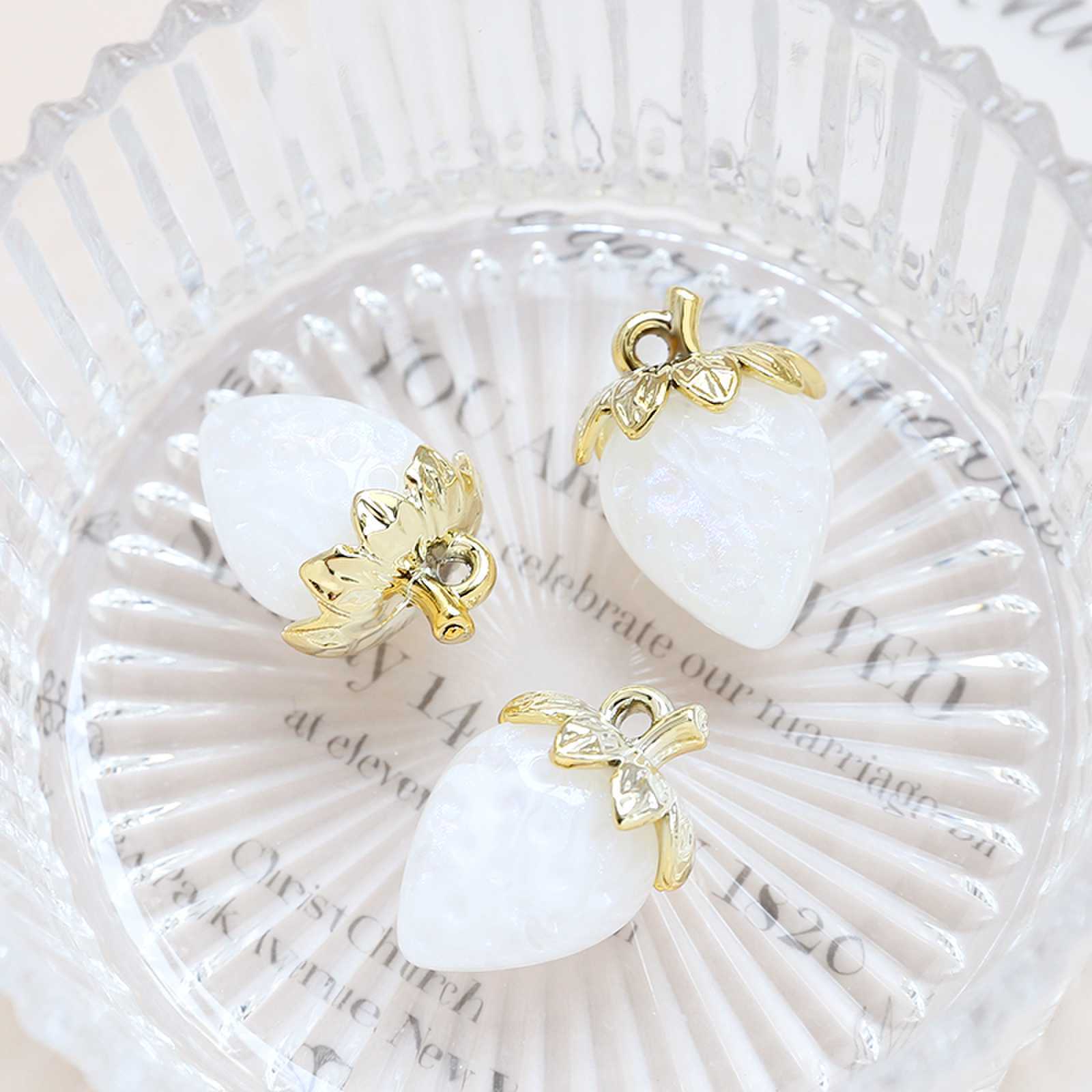 5g Weight Pendant Jewelry Making Type DIY Jewelry Accessories Classification 1 Piece Quantity Artificial Crystal Material Strawberry Pattern Sweet Style 1 Piece Arylic Artificial Crystal Strawberry Pendant 5