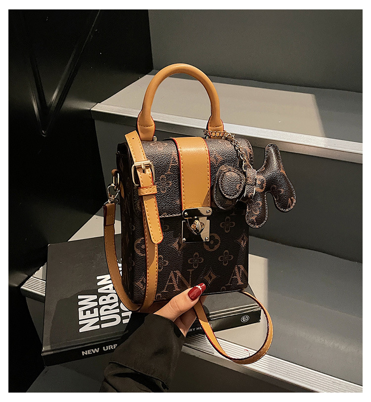 A new Korean-style versatile and simple single-shoulder crossbody bag for women in the summer of 2025, featuring a Korean-style mobile phone bag full figure