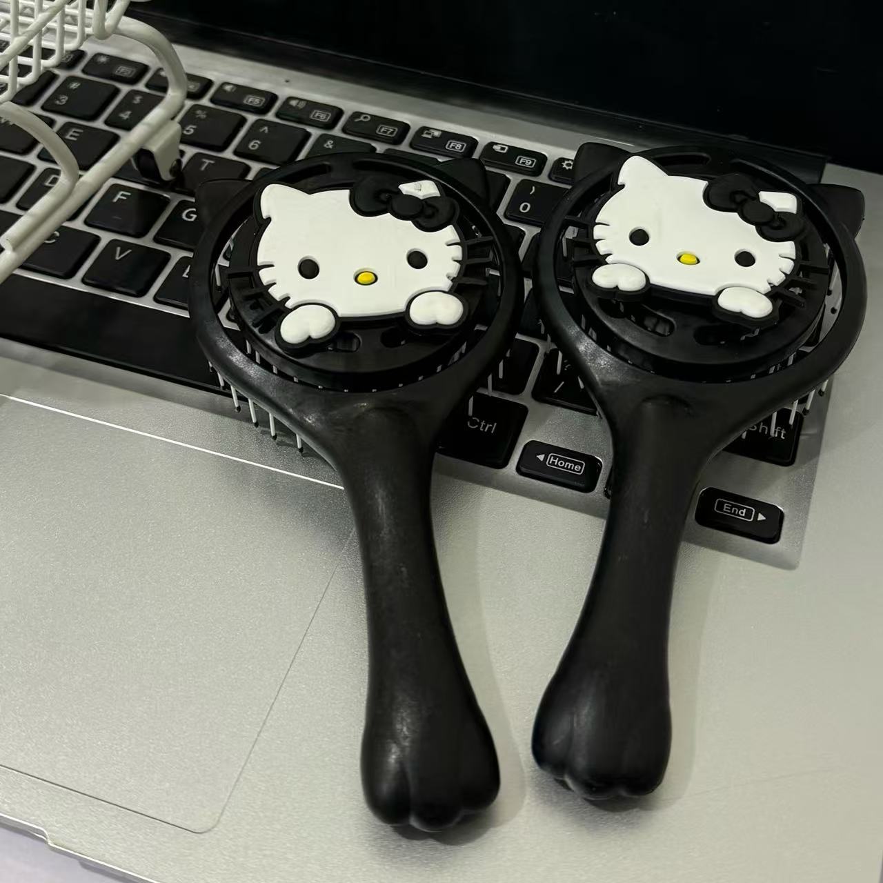 새로운 KT 귀여운 모양의 푹신한 빈 빗 메이크업 마사지 휴대용 고가 습식 이중 학생 기숙사