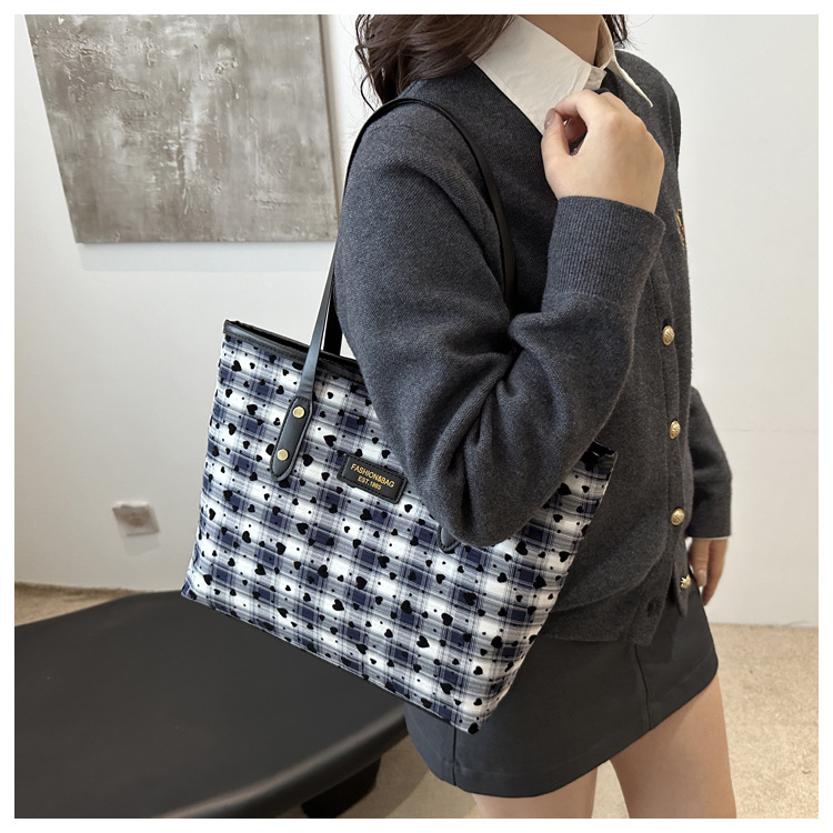 Fashionable large-capacity tote bag for women, new autumn 2024 collection, casual retro single-shoulder bag, commuter handbag, cross-border bag undefined