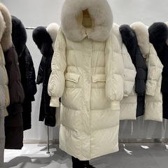 ダウンジャケットの女性のロングタイプの膝を越えて冬にキツネの大きな毛の襟を厚くします。