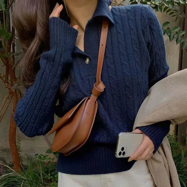 Вязаный свитер в корейском ленивом стиле 2023 новая верхняя одежда с отложным воротником скрученный свитер Топ Женская база Женская оптовая продажа