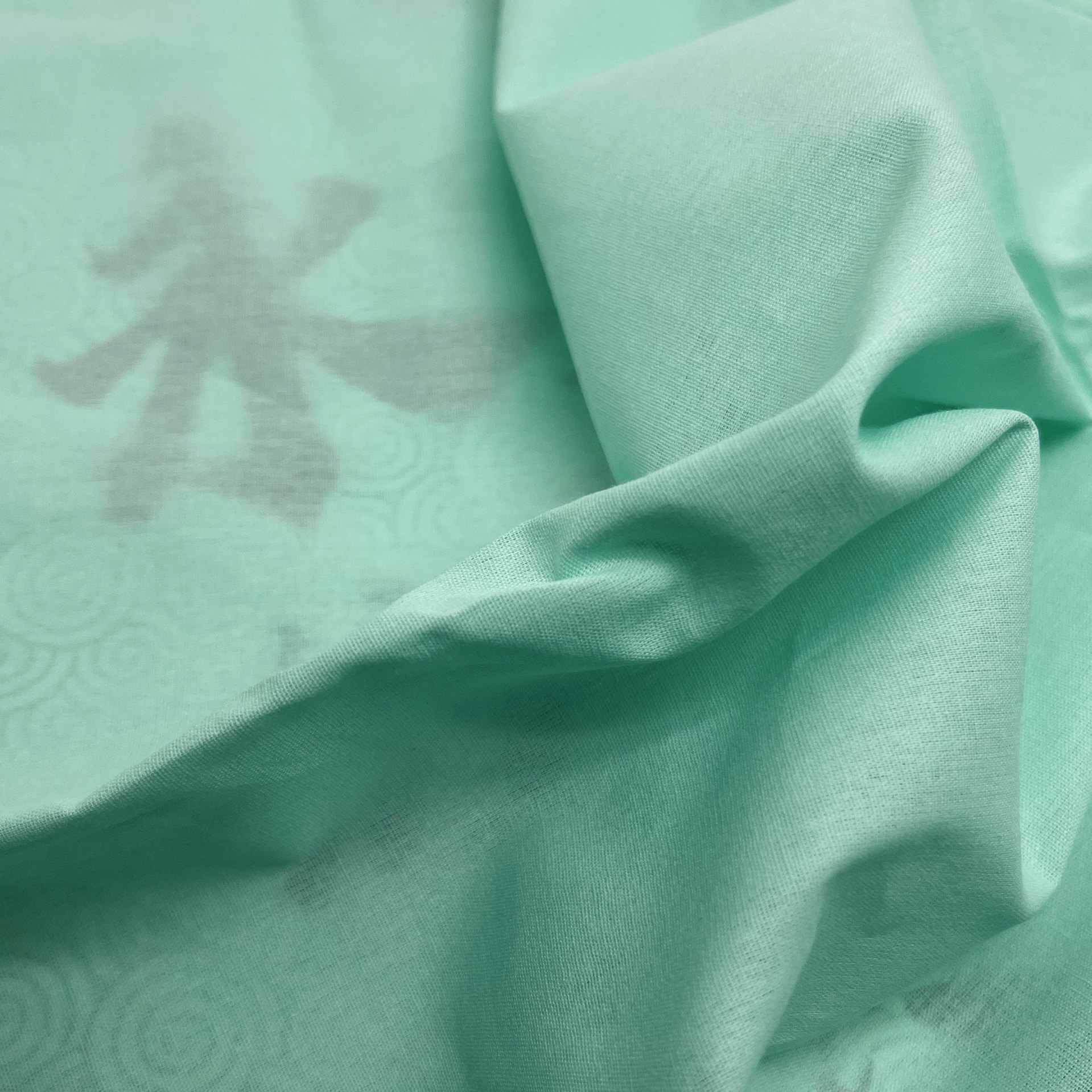 Cotton poplin crepe de chine fabric for women's dresses and shirts, with printed lining.