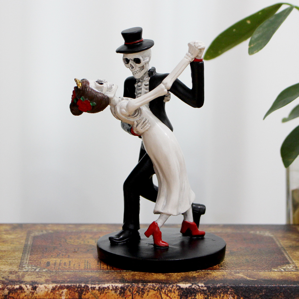  Ghost Festival Halloween Party Atmosphere Decorations Skull Lover Dance Doll Resin Ornaments Spot Batch