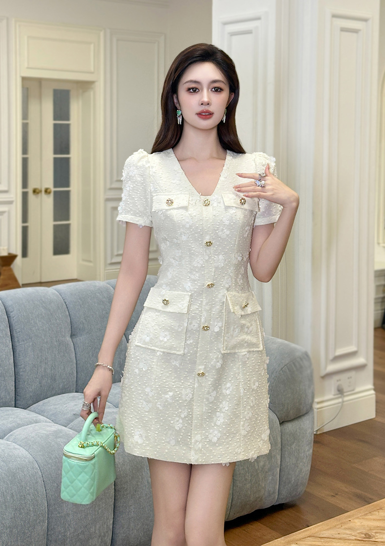 Váy cổ chữ V một hàng khuy kiểu Chanel, hoa ba chiều, hiệu ứng thon gọn — trắng chi tiết 8