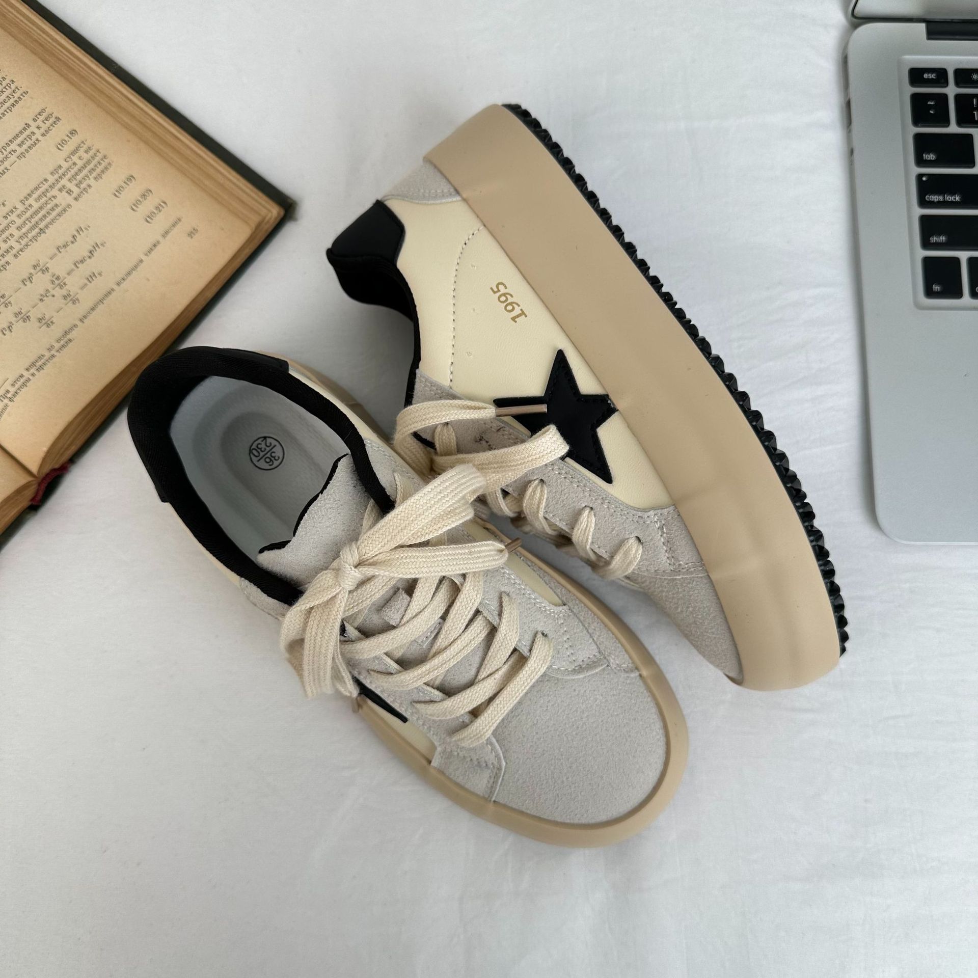Zapatillas de deporte de mujer de plataforma de estrella, zapatos blancos pequeños, 2024 nuevas zapatillas deportivas de otoño para estudiantes, ligeras y versátiles, casuales 6595