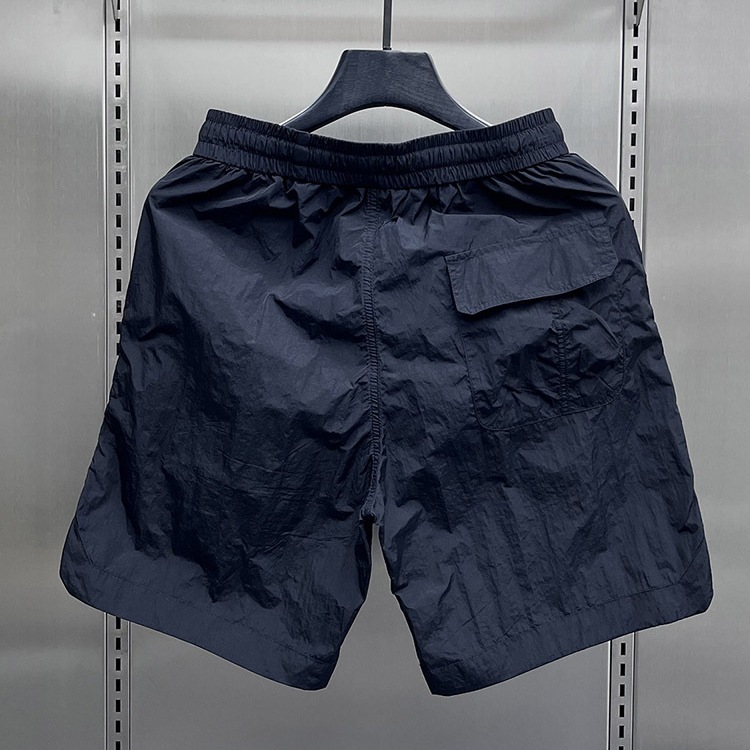 Pantalones de cinco puntos para hombres de verano, pantalones cortos deportivos sueltos casuales de secado rápido, pantalones de playa de color de contraste de bordado de la industria pesada de estilo delgado