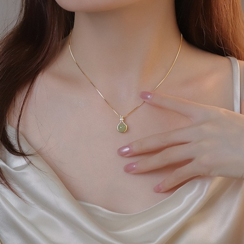 Mid-Ancient Fortune Bag and Jade Pendant Light Luxury New Chinese Style Necklace for Women, Lock Bone Titanium Steel Non-Fading Chain, Ethnic Style