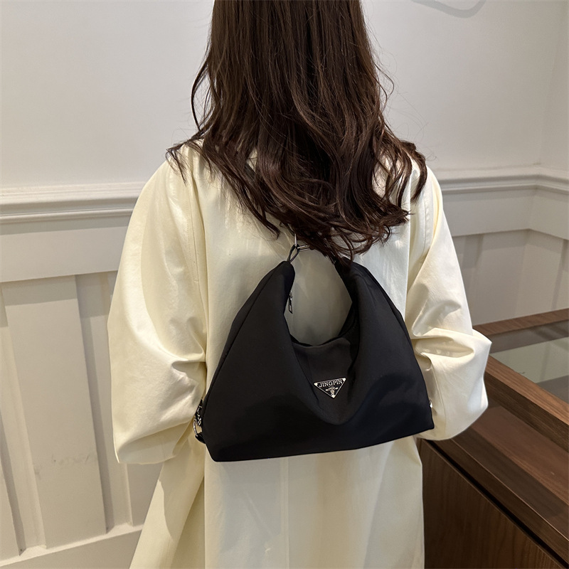 Mochila de viaje negra para mujer 2024 nuevo bolso de hombro de moda de gran capacidad y multiusos biselado