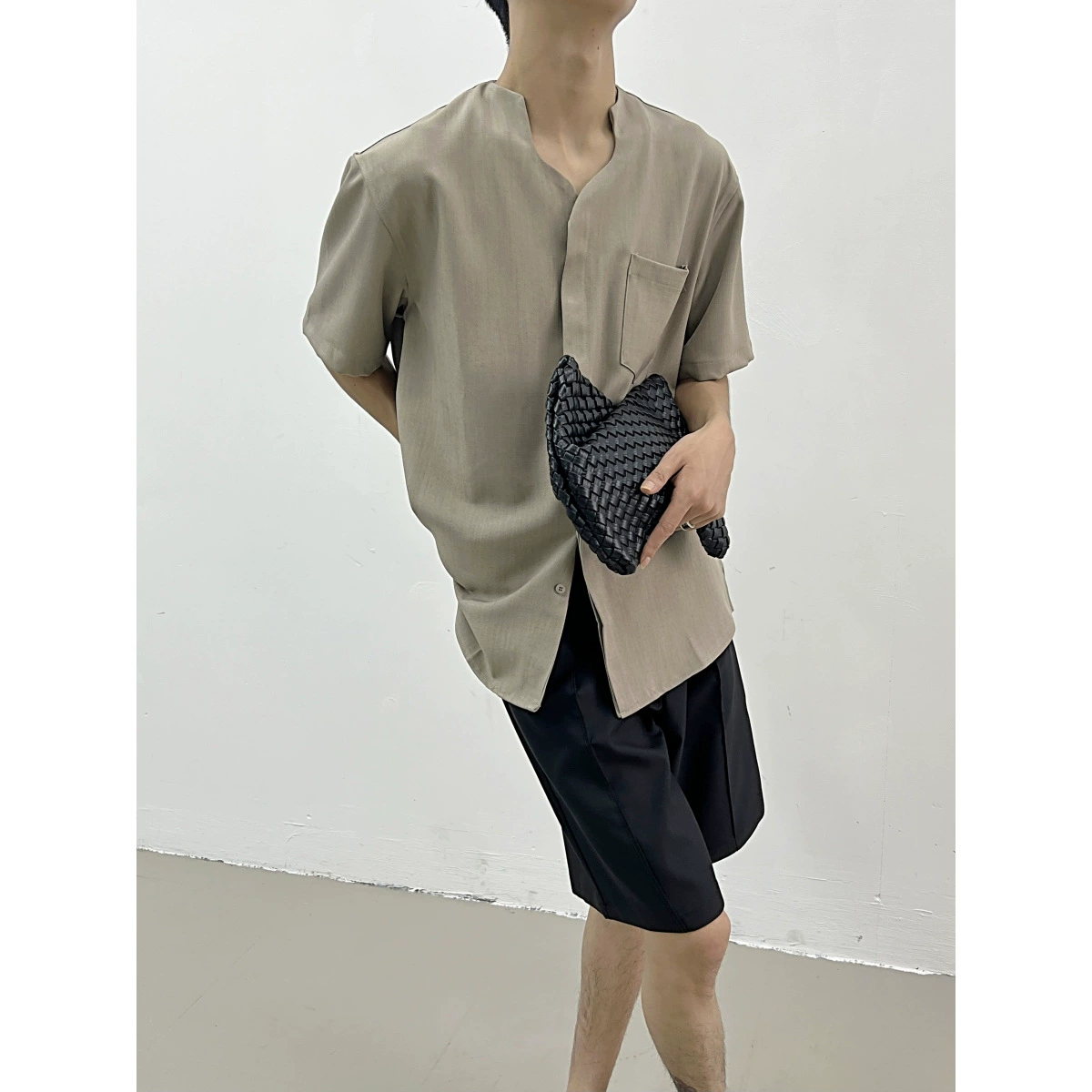 Нисходящий вогнутый воротник дизайн рубашка с короткими рукавами мужской летний 2024 новый высокий темперамент ретро вертикальная рубашка