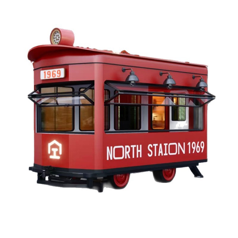 Carritos de comida comerciales en zonas turísticas, modernos food trucks, puestos en zonas turísticas que ofrecen té con leche y barbacoa.