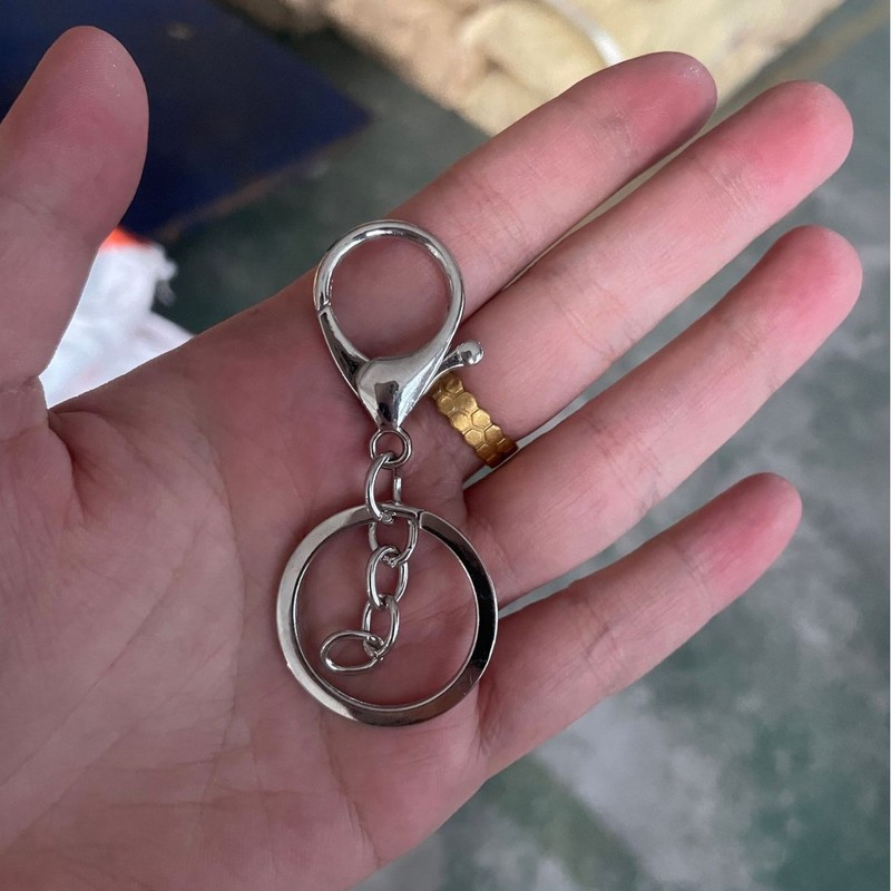 金属メッキのロブスターの鍵は腰の間の掛け物を掛けます。|undefined