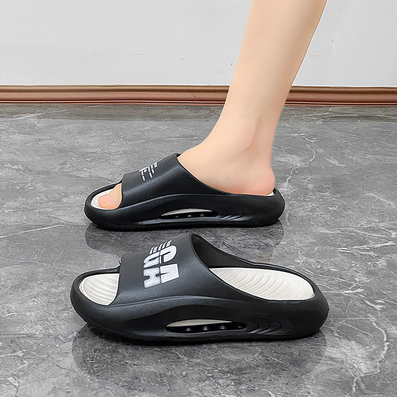 Los hombres de verano se ponen cómodos en el hogar, zapatillas de callejera para parejas.