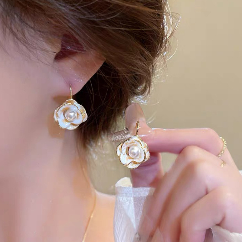 Fashionable elegant sophisticated small design cute earrings