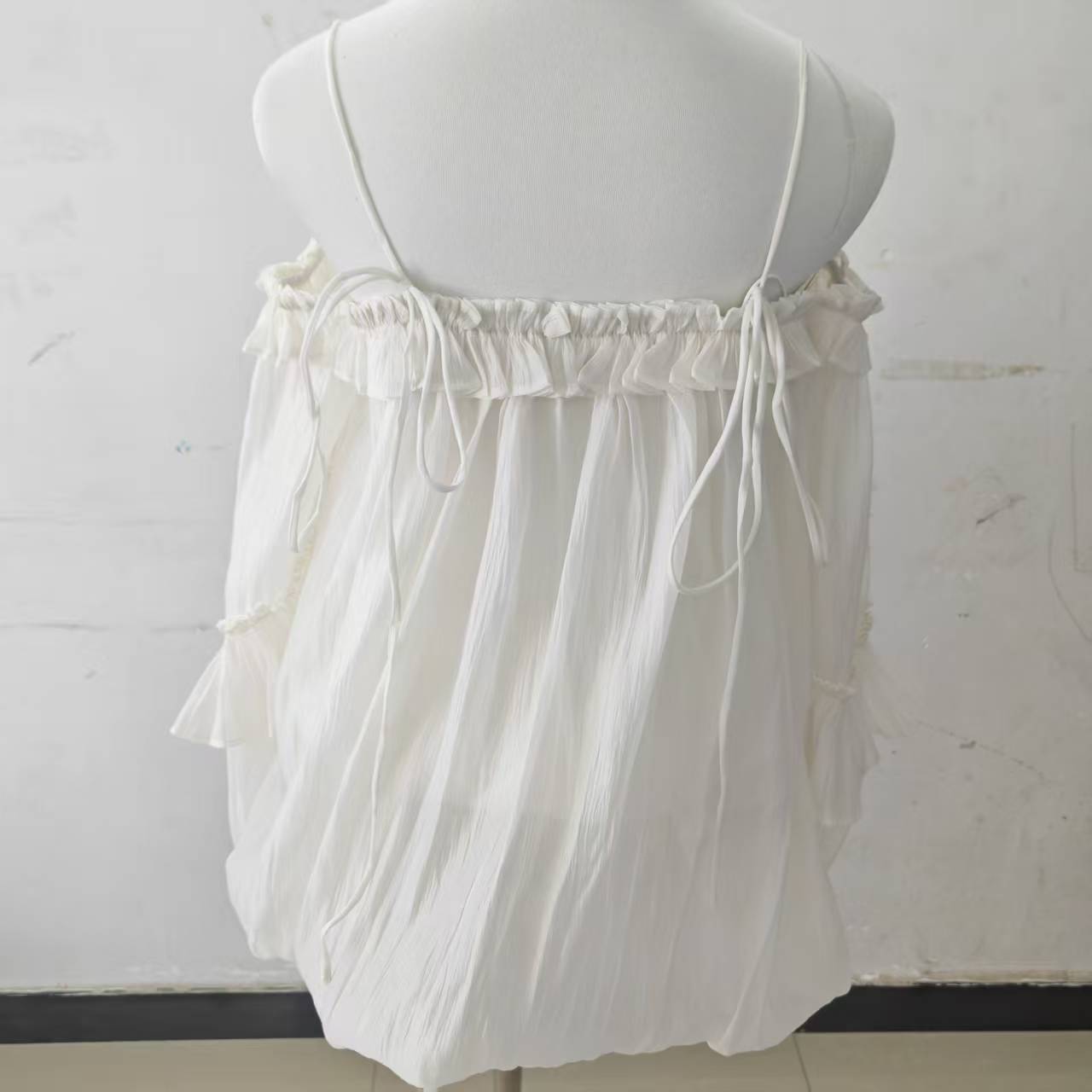 Weiße Schulterfreie Bluse Mit Rüschen Und Langen Ärmeln Im Stil_voghion.com