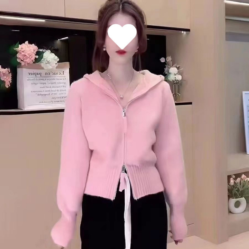 ファッション塩系は小さいニットのカーディガンのセーターを着ています。|undefined