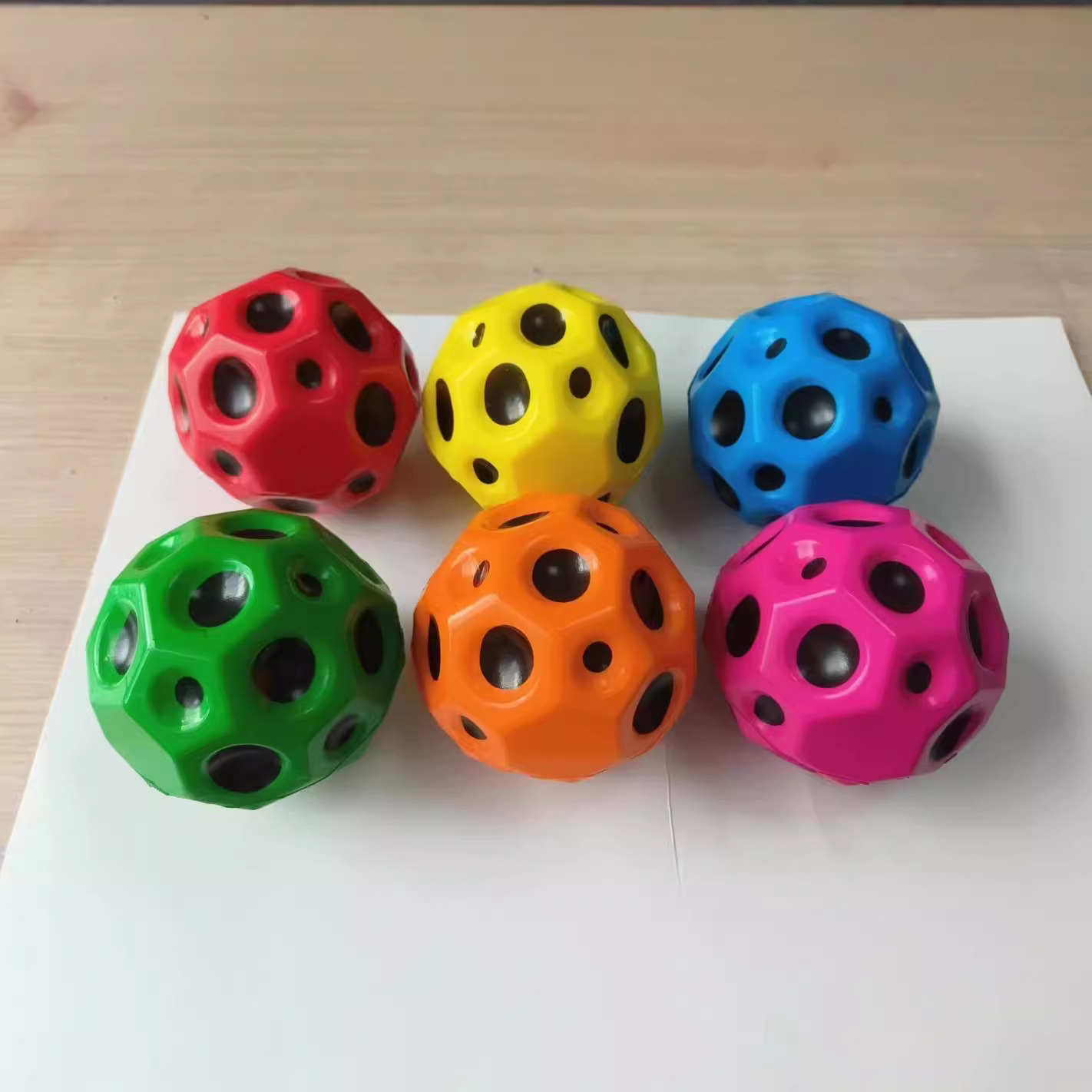 Bolas elásticas de explosión de alto resbalaje agujero bola bola espuma bola porosa 10CM interacción padre-hijo alivio de compresión juguetes al por mayor