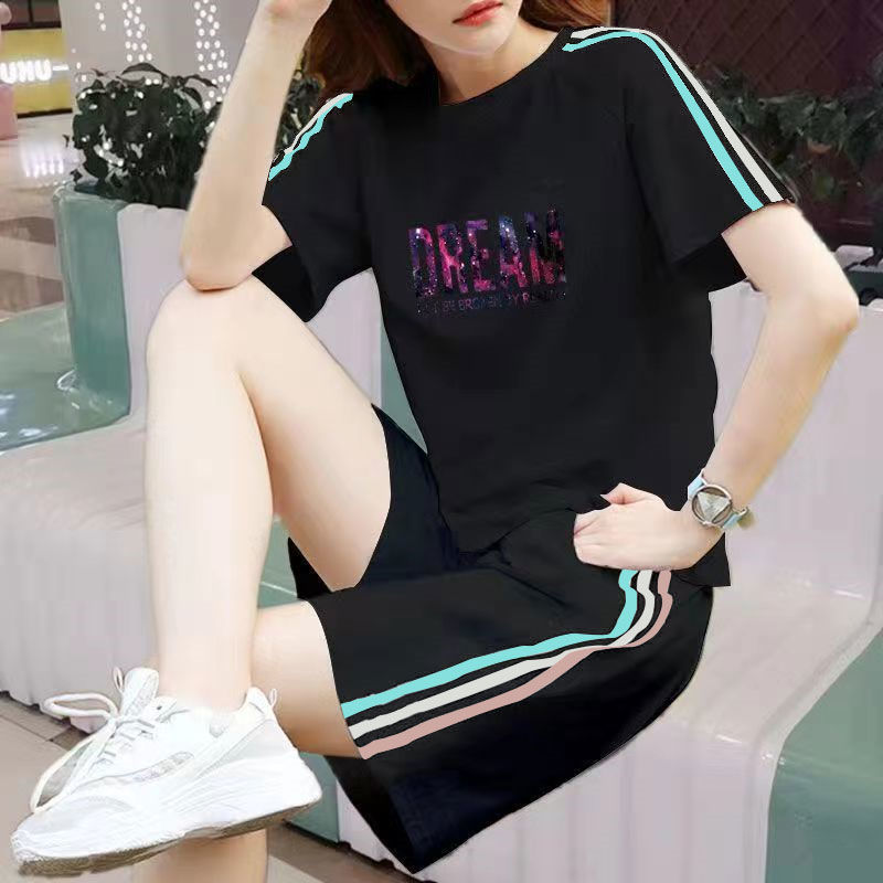검은 양복 삼색 별이 빛나는 하늘