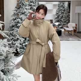 卡其色系带收腰风衣款羽绒服女2025冬季经典时尚中长款白鸭绒外套