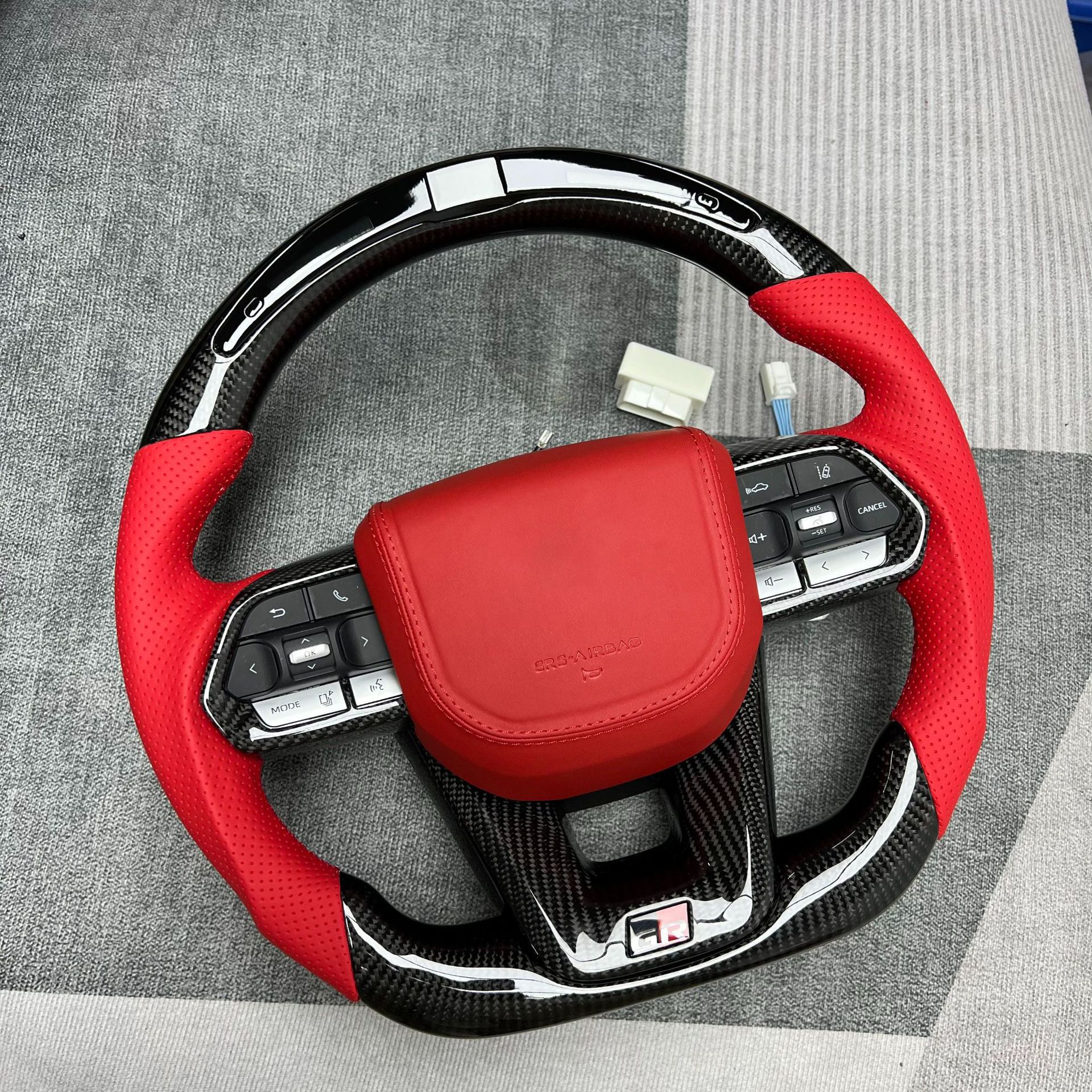 Carbon Fiber Steering Wheel Modification Suitable for Toyota Lc300, All Series Car Steering Wheels Can Be Customized for Order Processing