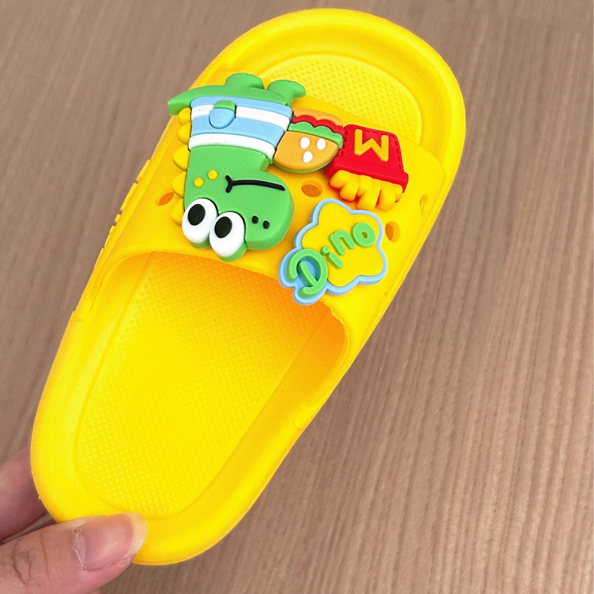 2026 E-commerce popular coreano zapatillas infantiles de alta calidad cómodas zapatillas de moda de dibujos animados suaves fábrica al por mayor
