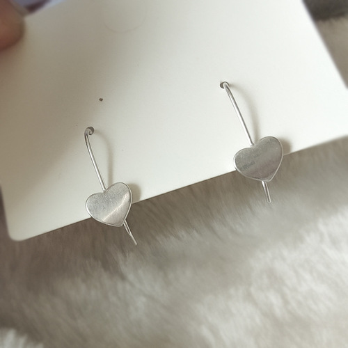 Metal heart-shaped earrings with niche design, cool and aloof style, new trendy ear hooks from , lightweight luxury quality earrings