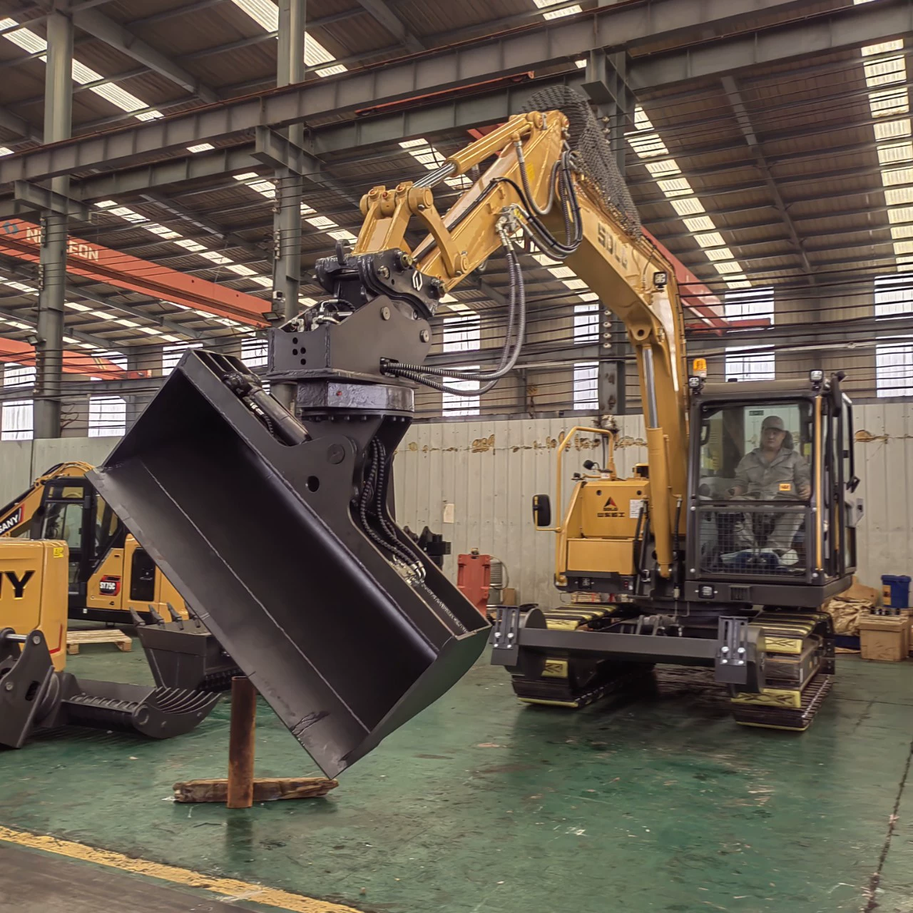 Shandong Tiannuo поставляет экскаватор с машиной для очистки склонов. Высококачественная машина для обработки склонов вращается на 360 градусов