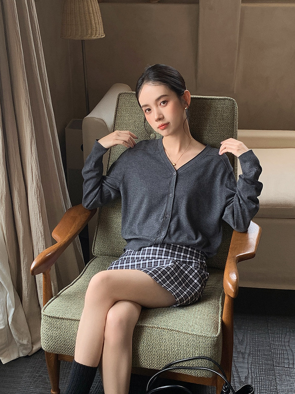 衣尔衫 自我休闲 松弛感羊毛V领子针织衫女垂感长袖百搭外套0583|undefined