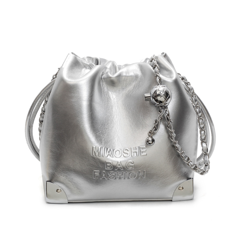 Bolso de cadena de verano popular para mujeres 2025 nuevo estilo versátil bolso de hombro de moda coreana nicho bolso de cubo