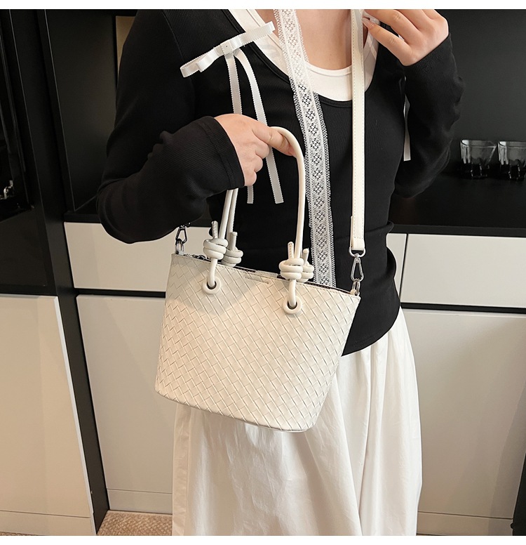 A simple and elegant bucket bag for women, a Korean-style single-shoulder bag for commuting to work in 2025, a new trendy and fashionable crossbody bag undefined