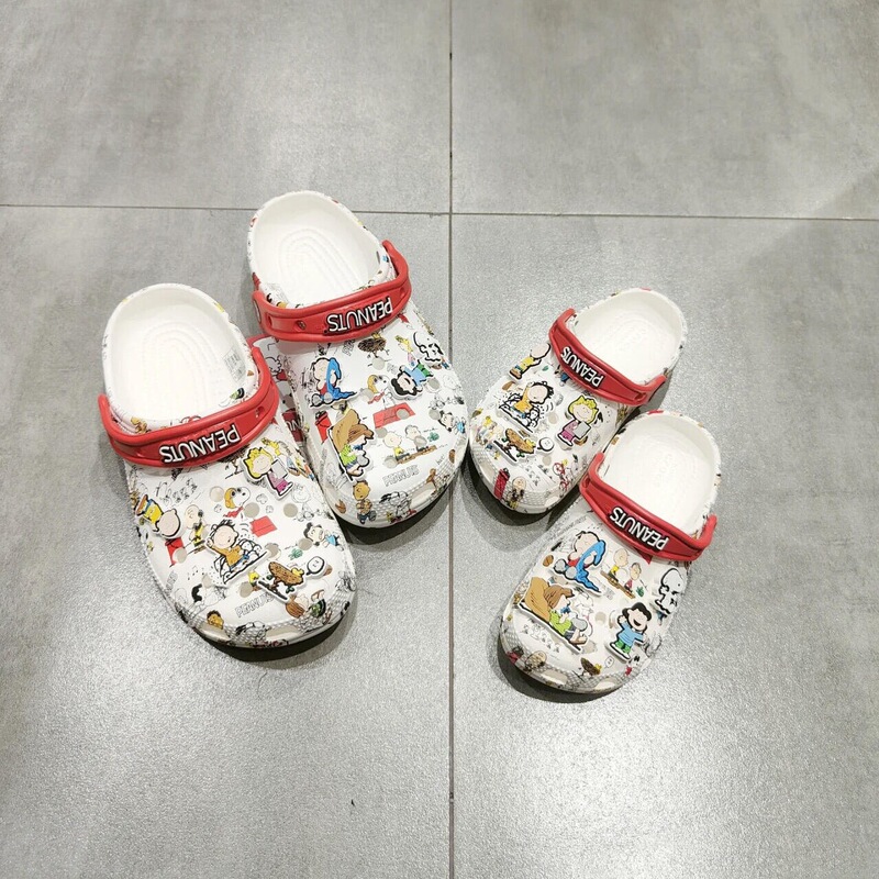 Summer Snoopy Parent-Child Cartoon Fashion Clogs, Lightweight Breathable Flat Beach Sandals, Available for Wholesale and Dropshipping Summer Snoopy Parent-Child Cartoon Fashion Clogs, Lightweight Breathable Flat Beach Sandals, Available for Wholesale and Dropshipping