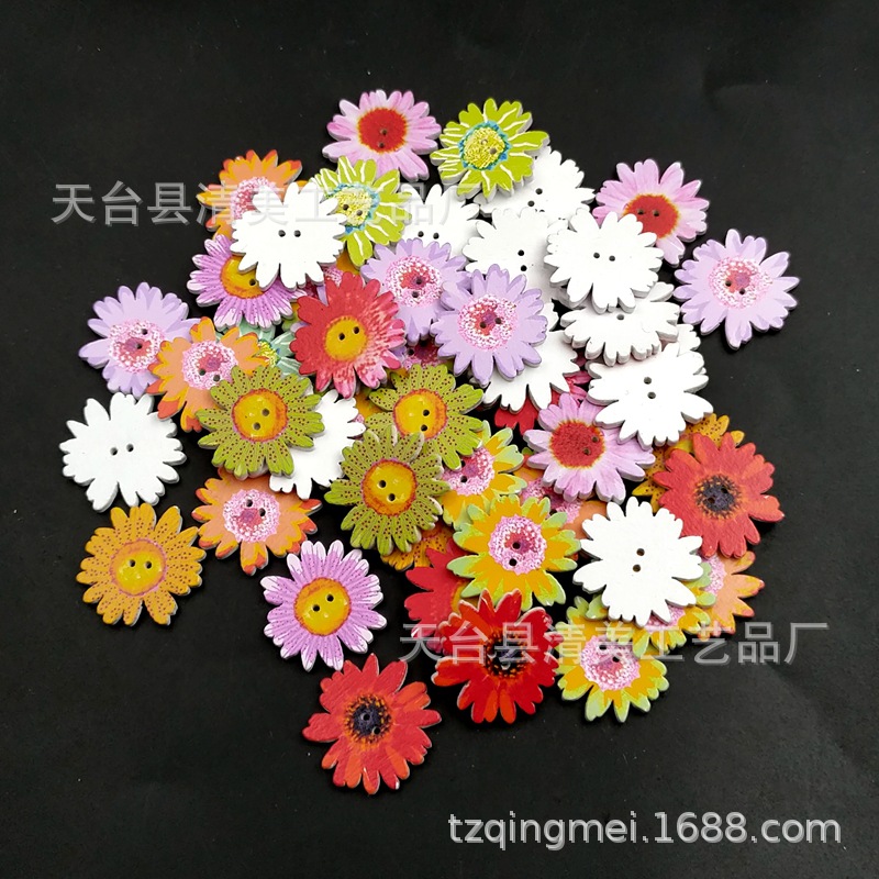 Botón de madera de crisantemo pintado de fondo blanco de 25mm Botón de madera de crisantemo decorativo de fondo blanco de bricolaje 50 por paquete