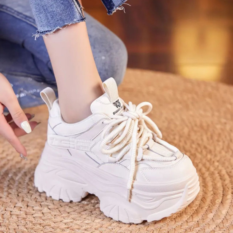 Productos europeos con una base gruesa aumentando la altura de los zapatos de papá y mujer 2024 primavera y otoño nuevos zapatos deportivos casuales muffin