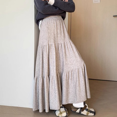 ニットの半身のスカートの女性の2024の新型の秋冬の大きいスカートの高級感のa字のケーキのスカートの高腰はやせている感じが現れます。