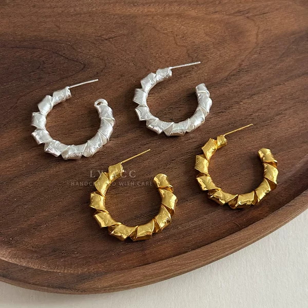 French-style pleated metal open hoop earrings with concave-convex texture and twisted C-shape, vintage earrings, simple and versatile, exquisite earrings