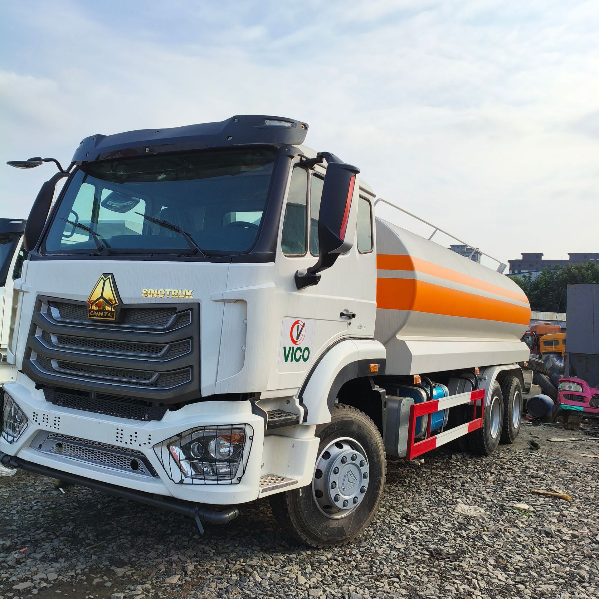 Exporting Howo 350-Horsepower Cement Tanker, Large 12-Cubic-Meter and 14-Cubic-Meter Cement Tanker