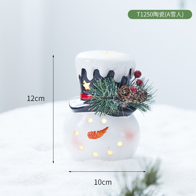 クリスマス陶磁器のぬいぐるみが老人雪だるまの小さなプレゼントを飾ってクリスマス装飾用品の祝日プレゼントを飾っている|undefined