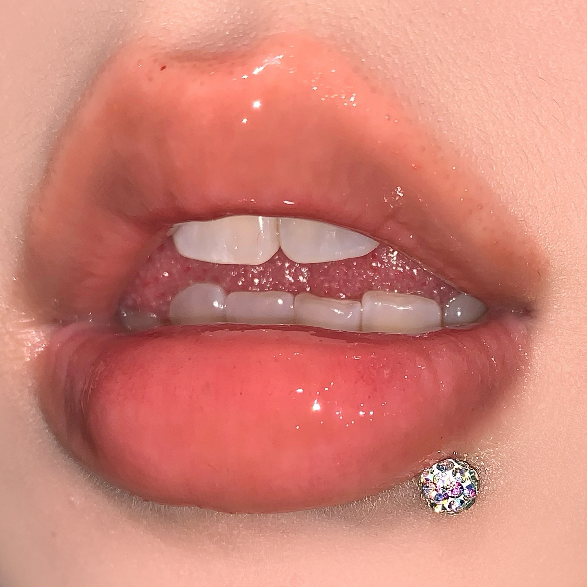 16G labret stud size and finish detail
