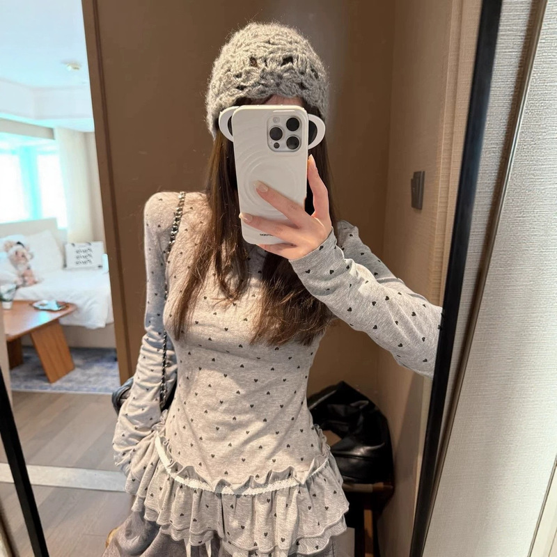 Heart-shaped polka dot print long-sleeve T-shirt with lace hem for women, new autumn design, stylish and versatile top Heart-shaped polka dot print long-sleeve T-shirt with lace hem for women, new autumn design, stylish and versatile top