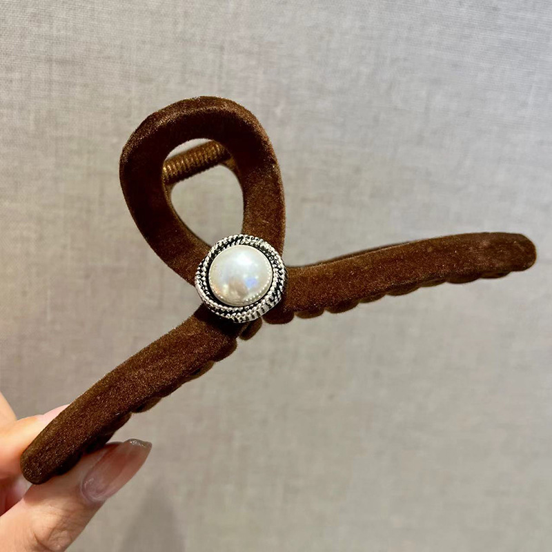 黒い大きいサイズのベルベットはツバキの花を挟んで高級感があります。