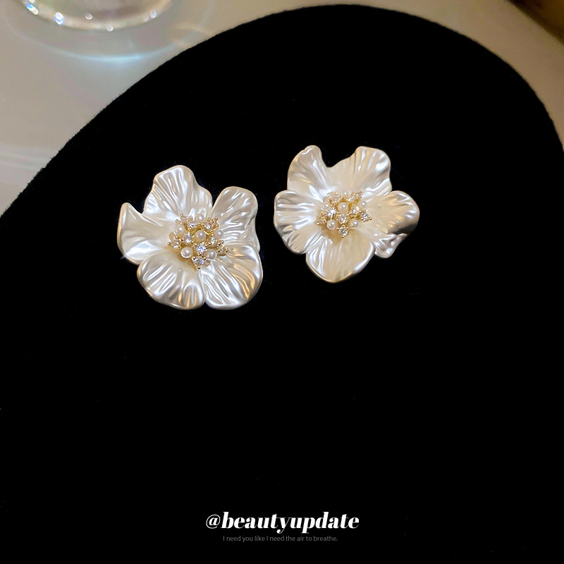 Agujas de plata galvanizadas en oro real Pendientes de flores de diamantes suaves Pendientes de temperamento de moda de lujo ligero Pendientes de alta gama hermosas mujeres